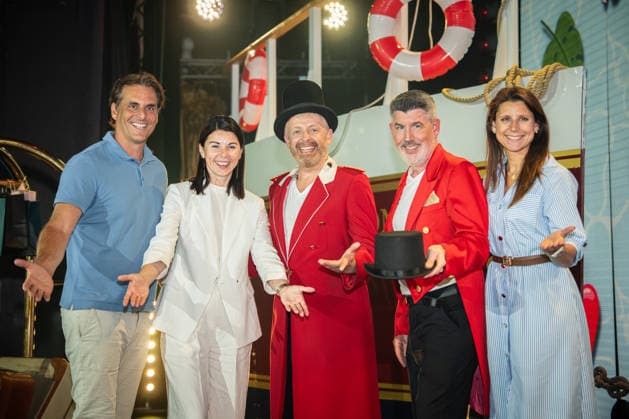 Ross Antony, Paul Reeves, Crazy Summer, Premiere, Europa-Park, Europa-Park Teatro, Rust, Live-Musik, Showballett, TALENT ACADEMY, Bühnenshow, Entertainment, Schlager, Musikshow, Sommer, gute Laune, Emotionen, Humor, Publikum, Autogrammstunde, Prominente, Event, Freizeitpark, Premierenfeier, Presse, Medien, Fotografen, Symbolfoto, Sommerferien, Familienausflug, Tourismus, Baden Württemberg, Veranstaltung, Live Entertainment Rust Europa Park Baden-Württemberg Deutschland *** Ross Antony, Paul Reeves, Crazy Summer, Premiere, Europa-Park, Europa-Park Teatro, Rust, Live Music, Show Ballet, TALENT ACADEMY, Stage Show, Entertainment, Schlager, Music Show, Summer, Good Vibes, Emotions, Humor, Audience, Autograph Session, Celebrities, Event, Amus Copyright: xFINLEYxMÖRCHx