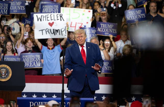 July 22, 2026, Marietta, Georgia, USA: President DONALD TRUMP greets crowd at a rally at Wheeler High School north of Atlanta. Marietta USA  - ZUMAn03_ 20260722_zaf_n03_017 Copyright: xRobinxRaynex