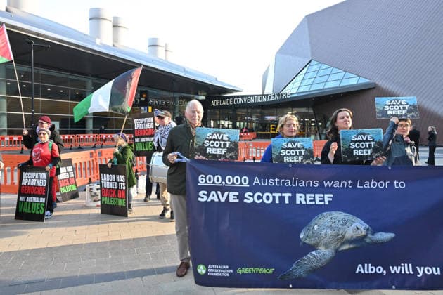 ALP NATIONAL CONFERENCE, Pro-Palestine protesters and environmental protesters are seen outside during the 50th Australian Labor Party (ALP) national convention at the Adelaide Convention Centre, in Adelaide, Thursday, July 23, 2026. ( ADELAIDE SOUTH AUSTRALIA AUSTRALIA  Copyright: xMICKxTSIKASx 20260723129414981187