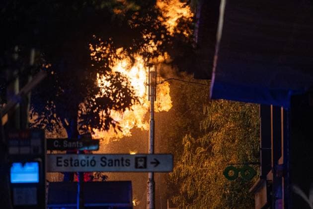 At least 6 people affected by a fire caused by a gas leak in Plaça de Sants in Barcelona. The fire occurred on July 22, 2026, in Barcelona, Catalonia, Spain The Barcelona Fire Department deployed nine crews Wednesday night to respond to a fire caused by a gas leak at Plaça de Sants, with at least six people affected, according to sources at Barcelona City Hall. The gas leak occurred this afternoon during accessibility construction work at the entrances to the Plaça de Sants Metro station. Lorena Sopê BARCELONA BARCELONA Spain  Copyright: xLorenaxSopÃªnax 7681938