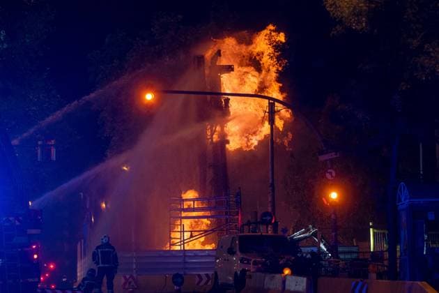 At least 6 people affected by a fire caused by a gas leak in Plaça de Sants in Barcelona. The fire occurred on July 22, 2026, in Barcelona, Catalonia, Spain The Barcelona Fire Department deployed nine crews Wednesday night to respond to a fire caused by a gas leak at Plaça de Sants, with at least six people affected, according to sources at Barcelona City Hall. The gas leak occurred this afternoon during accessibility construction work at the entrances to the Plaça de Sants Metro station. Lorena Sopê BARCELONA BARCELONA Spain  Copyright: xLorenaxSopÃªnax 7681939