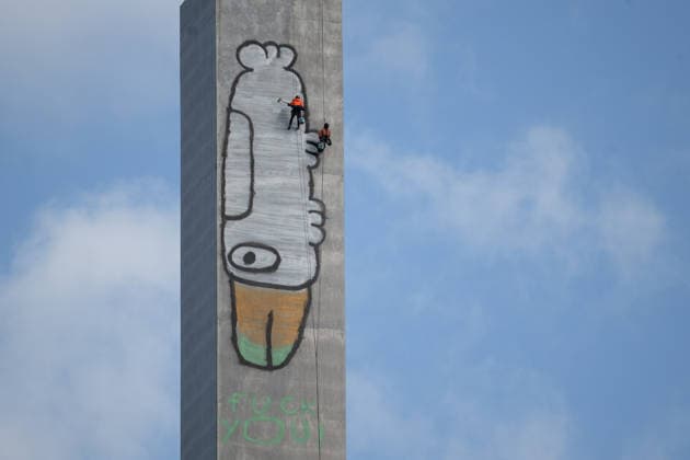 MELBOURNE PAM THE BIRD GRAFFITI, Crews begin to clean Pam the Bird graffiti on the Bolte Bridge, Melbourne, Thursday, July 23, 2026. The alleged Pam the Bird graffiti artist was arrested after scaling a 140-metre pillar on a major city bridge, triggering a nine-hour standoff with police. ( NO ARCHIVING MELBOURNE VICTORIA AUSTRALIA  Copyright: xCHRISTOPHERxHOPKINSx 20260723175949545044