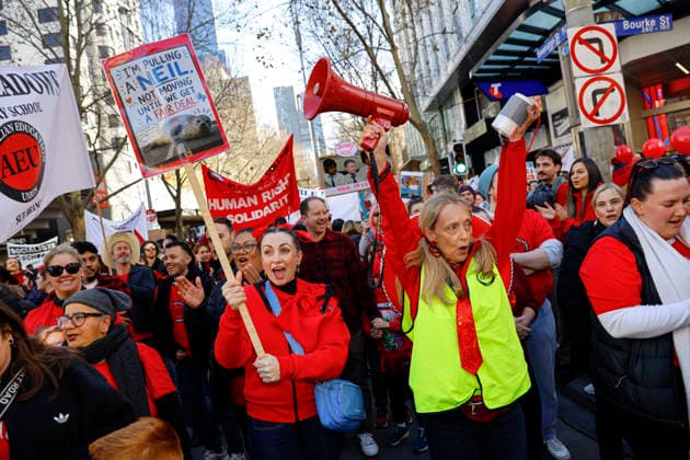 The Victoria State Teachers Strike Protest in Melbourne - 23 Jul 2026 Protesters chant slogans during the rally. Hundreds of members of the Australian Education Union (AEU) marched from Bourke Street Mall to the Victorian Parliament in Melbourne, calling for better pay, improved working conditions, increased public school funding, and a revised Victorian Government Schools Agreement (VGSA). Melbourne Australia Copyright: xYexMyoxKhantx xSOPAxImagesx YeMyoKhant_6