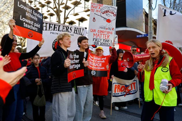 The Victoria State Teachers Strike Protest in Melbourne - 23 Jul 2026 Protesters chant slogans during the rally. Hundreds of members of the Australian Education Union (AEU) marched from Bourke Street Mall to the Victorian Parliament in Melbourne, calling for better pay, improved working conditions, increased public school funding, and a revised Victorian Government Schools Agreement (VGSA). Melbourne Australia Copyright: xYexMyoxKhantx xSOPAxImagesx YeMyoKhant_7