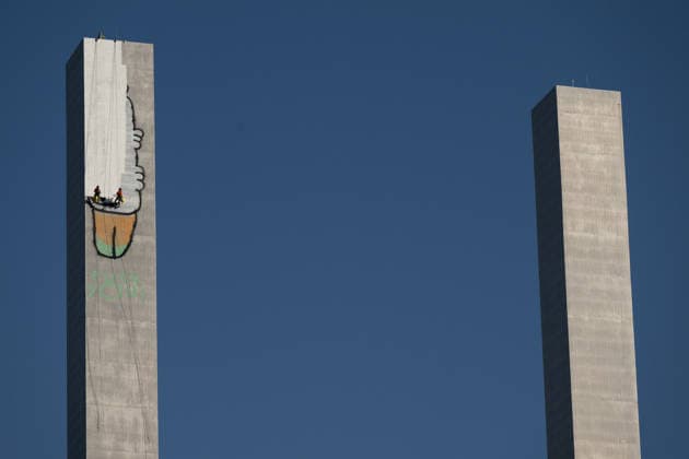 MELBOURNE PAM THE BIRD GRAFFITI, Clean up crews paint over Pam the Bird graffiti on the Bolte Bridge, Melbourne, Thursday, July 23, 2026. The alleged Pam the Bird graffiti artist was arrested after scaling a 140-metre pillar on a major city bridge, triggering a nine-hour standoff with police. ( NO ARCHIVING MELBOURNE VICTORIA AUSTRALIA  Copyright: xCHRISTOPHERxHOPKINSx 20260723170655429833