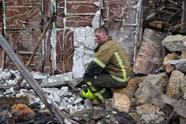 A rescuer sits among the rubble of a two-storey residential building partially destroyed by a Russian drone attack during a search-and-rescue operation, Odesa, Ukraine, July 22, 2026. In the morning, the Russian army struck the southern port city with attack drones, killing a man and injuring two people - an 82-year-old woman and a 54-year-old man. (Photo by Nina Liashonok Ukrinform) Russian army attacks Odesa with drones, killing 1 man  Copyright: xNinaxLiashonokx