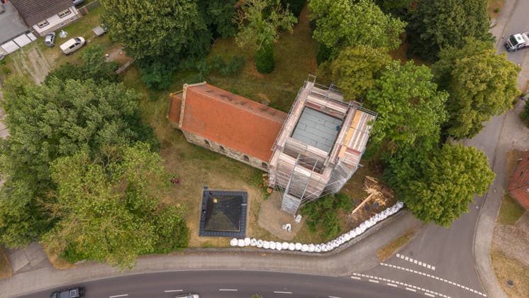 22.07.2026 - Die einsturzgefährdete Kirche in Papendorf bei Pasewalk an der Bundesstraße B104 ist die Notsicherung abgeschlossen Papendorf Mecklenburg-Vorpommern Deutschland *** July 22, 2026: Emergency stabilization work has been completed on the church in Papendorf near Pasewalk, located on Federal Highway B104, which was in danger of collapsing. Papendorf, Mecklenburg-Western Pomerania, Germany