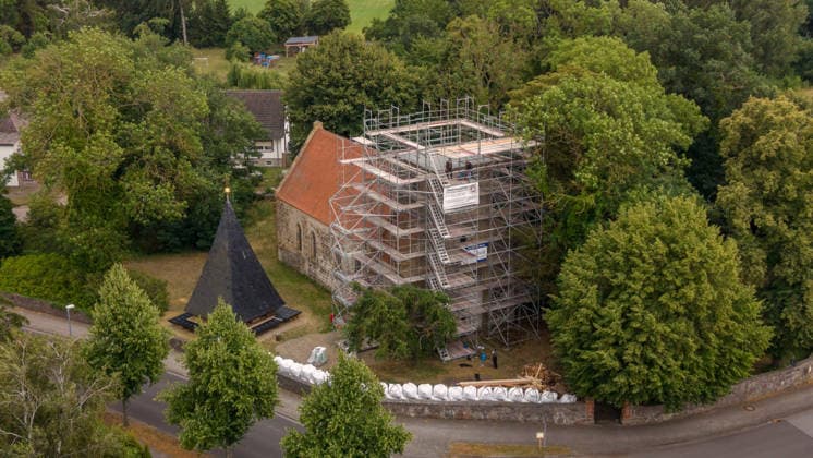 22.07.2026 - Die einsturzgefährdete Kirche in Papendorf bei Pasewalk an der Bundesstraße B104 ist die Notsicherung abgeschlossen Papendorf Mecklenburg-Vorpommern Deutschland *** July 22, 2026: Emergency stabilization work has been completed on the church in Papendorf near Pasewalk, located on Federal Highway B104, which was in danger of collapsing. Papendorf, Mecklenburg-Western Pomerania, Germany