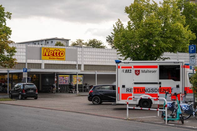 Streit im Supermarkt eskaliert - Zwei Verletzte durch Messerangriff Bei einem handfesten Streit in einem Supermarkt in der Feuerbachstraße in Rüsselsheim am Main wurden am 22.07.2026 gegen 17:40 Uhr zwei Menschen verletzt. Ein 40 Jahre alter Mann verletzte einen 29-Jährigen im Zuge einer Auseinandersetzung mit einem Messer am Arm, zudem erlitt eine 71-jährige Kundin bei dem Gerangel eine Schnittwunde am Bein. Zwei Zeugen überwältigten den Tatverdächtigen und hielten ihn bis zum Eintreffen der Polizei fest. Ein Atemalkoholtest ergab bei dem Mann rund 2,2 Promille, er wurde vorläufig festgenommen. Die Polizei ermittelt gegen ihn wegen gefährlicher Körperverletzung. Rüsselsheim am Main Hessen Deutschland *** Supermarket Altercatio