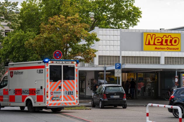 Streit im Supermarkt eskaliert - Zwei Verletzte durch Messerangriff Bei einem handfesten Streit in einem Supermarkt in der Feuerbachstraße in Rüsselsheim am Main wurden am 22.07.2026 gegen 17:40 Uhr zwei Menschen verletzt. Ein 40 Jahre alter Mann verletzte einen 29-Jährigen im Zuge einer Auseinandersetzung mit einem Messer am Arm, zudem erlitt eine 71-jährige Kundin bei dem Gerangel eine Schnittwunde am Bein. Zwei Zeugen überwältigten den Tatverdächtigen und hielten ihn bis zum Eintreffen der Polizei fest. Ein Atemalkoholtest ergab bei dem Mann rund 2,2 Promille, er wurde vorläufig festgenommen. Die Polizei ermittelt gegen ihn wegen gefährlicher Körperverletzung. Rüsselsheim am Main Hessen Deutschland *** Supermarket Altercatio
