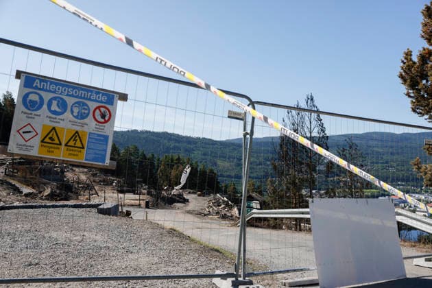 Brann i Drammen Krokstadelva 20260723. Sperringene rundt brannruinene pa Stenseth. Storbrannen startet fredag ettermiddag i et rekkehus i Krokstadelva i Drammen. Foto: Frederik Ringnes NTB Krokstadelva Norge 6My2yJEugvs EDITORIAL USE ONLY Ref:_BNC6My2yJEugvs.jpg *** Fire in Drammen, Krokstadelva, July 23, 2026. Barricades around the fire-damaged ruins at Stenseth. The major fire broke out on Friday afternoon in a townhouse in Krokstadelva, Drammen. Photo: Frederik Ringnes, NTB, Krokstadelva, Norway, 6My2yJEugvs EDITORIAL USE ONLY Ref BNC6My2yJEugvs jpg  Copyright: xFrederikxRingnesx xNTBx