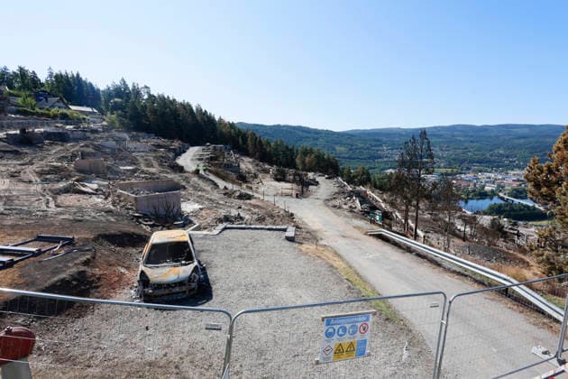 Brann i Drammen Krokstadelva 20260723. Brannruinene pa Stenseth. Storbrannen startet fredag ettermiddag i et rekkehus i Krokstadelva i Drammen. Foto: Frederik Ringnes NTB Krokstadelva Norge riK5gCTyKik EDITORIAL USE ONLY Ref:_BNCriK5gCTyKik.jpg *** Fire in Drammen, Krokstadelva, July 23, 2026 The ruins of the fire at Stenseth The major fire broke out on Friday afternoon in a townhouse in Krokstadelva, Drammen Photo: Frederik Ringnes, NTB Krokstadelva, Norway riK5gCTyKik EDITORFOR EDITORIAL USE ONLY Ref BNCriK5gCTyKik jpg  Copyright: xFrederikxRingnesx xNTBx