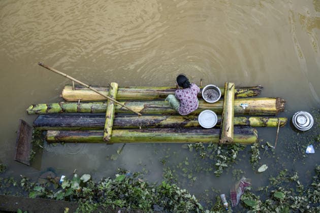 Flood in Indian Northeastern State Assam JORHAT, INDIA - JULY 22: A resident washing utensils while sitting on a makeshift banana raft in a flood-affected neighborhood, on July 22, 2026 in Jorhat, India. The flood situation in Assam remained critical, with more than 630,000 people affected across 21 districts. The state’s death toll has risen to 12. David Talukdar Anadolu Jorhat India. Editorial use only. Please get in touch for any other usage.  Copyright: x2026xAnadoluxDavidxTalukdarx