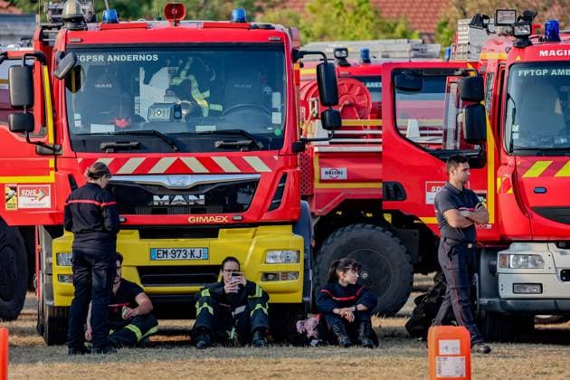 Fire in Gironde: 2,400 hectares burned between Saumos and Le Porge PHOTOPQR SUD OUEST Guillaume Bonnaud GUILLAUME BONNAUD Bordeaux July 23, 2026 JULY 23, 2026 IN GIRONDE FireFire in Gironde: 2,400 hectares burned between Saumos and Le Porge PH Guillaume Bonnaud MORNING AT THE SECURITY COMMAND CENTER ON PLACE GERARD BLANC IN LE PORGE, Gironde, France – July 23, 2026 Firefighters battle a fast-moving wildfire between Saumos and Le Porge after the blaze scorched around 2,400 hectares of forest and triggered the evacuation of thousands of people Bordeaux GIRONDE France  Copyright: xPHOTOPQR SUDxOUEST MAXPPPxGUILLAUMExBONNAUDx 20260723SDO5501 20260723SDO5501
