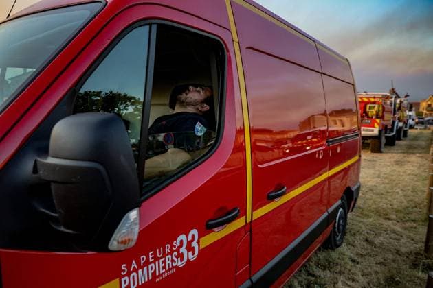 Wildfire in Gironde: 2,400 hectares burned between Saumos and Le Porge PHOTOPQR SUD OUEST GUILLAUME BONNAUD Bordeaux July 23, 2026 JULY 23, 2026 IN GIRONDE Wildfire in Gironde 2,400 hectares burned between Saumos and Le Porge PH Guillaume Bonnaud MORNING AT THE SECURITY COMMAND CENTER ON PLACE GERARD BLANC IN LE PORGE Gironde, France – July 23, 2026 Firefighters battle a fast-moving wildfire between Saumos and Le Porge after the blaze scorched around 2,400 hectares of forest and triggered the evacuation of thousands of people Bordeaux GIRONDE France  Copyright: xPHOTOPQR SUDxOUEST MAXPPPxGUILLAUMExBONNAUDx 20260723SDO5502 20260723SDO5502
