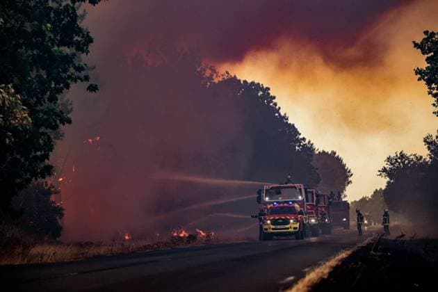 Fire in Gironde: 2,400 hectares burned between Saumos and Le Porge THE ROAD BETWEEN LE PORGE AND LEGE PHOTOPQR SUD OUEST Guillaume Bonnaud GUILLAUME BONNAUD Bordeaux July 23, 2026 JULY 23 2026 IN GIRONDE Fire in Gironde: 2,400 hectares burned between Saumos and Le Porge PH Guillaume Bonnaud THE ROAD BETWEEN LE PORGE AND LEGE Gironde, France – July 23, 2026 Firefighters battle a fast-moving wildfire between Saumos and Le Porge after the blaze scorched around 2,400 hectares of forest and triggered the evacuation of thousands of people Bordeaux GIRONDE France  Copyright: xPHOTOPQR SUDxOUEST MAXPPPxGUILLAUMExBONNAUDx 20260723SDO5481 20260723SDO5481