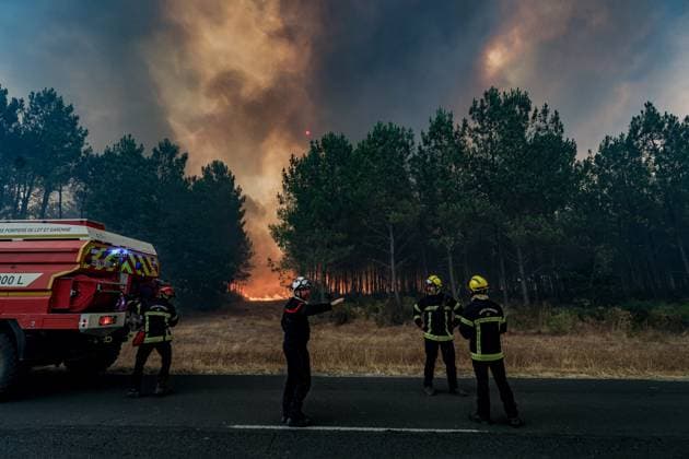 THE ROAD BETWEEN LE PORGE AND LEGE PHOTOPQR SUD OUEST JULY 23, 2026 THE ROAD BETWEEN LE PORGE AND LEGE Gironde, France – July 23, 2026 Firefighters battle a fast-moving wildfire between Saumos and Le Porge after the blaze scorched approximately 2,400 hectares of forest and triggered the evacuation of thousands of people in France  Copyright: xPHOTOPQR SUDxOUEST MAXPPPxx 20260723SDO5484 20260723SDO5484