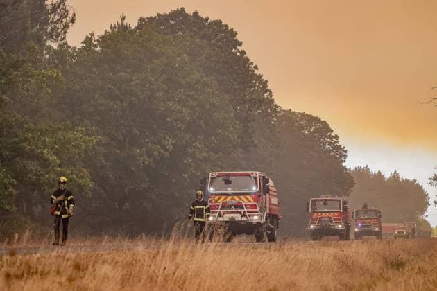 Fire in Gironde: 2,400 hectares burned between Saumos and Le Porge THE ROAD BETWEEN LE PORGE AND LEGE PHOTOPQR SUD OUEST Guillaume Bonnaud GUILLAUME BONNAUD Bordeaux July 23, 2026 JULY 23 2026 IN GIRONDE Fire in Gironde: 2,400 hectares burned between Saumos and Le Porge PH Guillaume Bonnaud THE ROAD BETWEEN LE PORGE AND LEGE Gironde, France – July 23, 2026 Firefighters battle a fast-moving wildfire between Saumos and Le Porge after the blaze scorched around 2,400 hectares of forest and triggered the evacuation of thousands of people Bordeaux GIRONDE France  Copyright: xPHOTOPQR SUDxOUEST MAXPPPxGUILLAUMExBONNAUDx 20260723SDO5488 20260723SDO5488