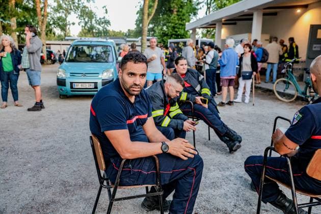Wildfire in Gironde: 2,400 hectares burned between Saumos and Le Porge PHOTOPQR SUD OUEST GUILLAUME BONNAUD Bordeaux July 23, 2026 JULY 23, 2026 IN GIRONDE Wildfire in Gironde 2,400 hectares burned between Saumos and Le Porge PH Guillaume Bonnaud MORNING AT THE SECURITY COMMAND CENTER ON PLACE GERARD BLANC IN LE PORGE Gironde, France – July 23, 2026 Firefighters battle a fast-moving wildfire between Saumos and Le Porge after the blaze scorched around 2,400 hectares of forest and triggered the evacuation of thousands of people Bordeaux GIRONDE France  Copyright: xPHOTOPQR SUDxOUEST MAXPPPxGUILLAUMExBONNAUDx 20260723SDO5514 20260723SDO5514