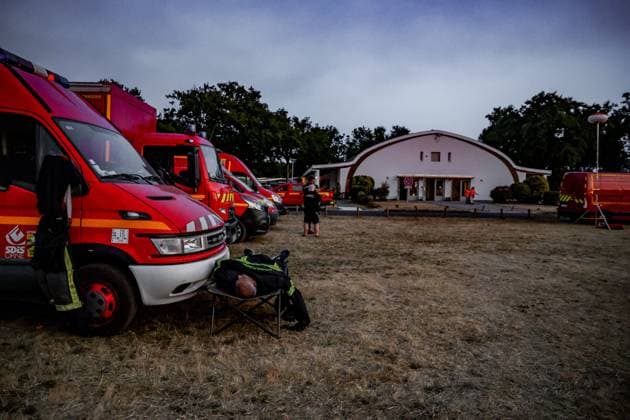 Wildfire in Gironde: 2,400 hectares burned between Saumos and Le Porge PHOTOPQR SUD OUEST GUILLAUME BONNAUD Bordeaux July 23, 2026 JULY 23, 2026 IN GIRONDE Wildfire in Gironde 2,400 hectares burned between Saumos and Le Porge PH Guillaume Bonnaud MORNING AT THE SECURITY COMMAND CENTER ON PLACE GERARD BLANC IN LE PORGE Gironde, France – July 23, 2026 Firefighters battle a fast-moving wildfire between Saumos and Le Porge after the blaze scorched around 2,400 hectares of forest and triggered the evacuation of thousands of people Bordeaux GIRONDE France  Copyright: xPHOTOPQR SUDxOUEST MAXPPPxGUILLAUMExBONNAUDx 20260723SDO5517 20260723SDO5517