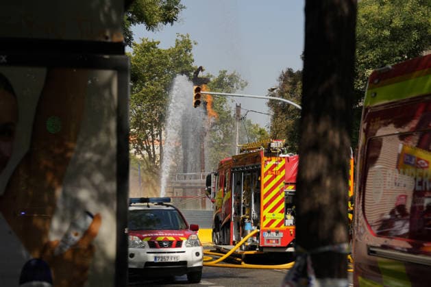 The fire in Barcelona’s Plaça de Sants will continue until the gas leak can be stopped Firefighters continue to spray water on the fire caused by the gas leak in Plaça de Sants, on July 23, 2026, in Barcelona, Catalonia, Spain. The flame that continues to burn in Barcelona’s Sants Square following the explosion caused by a gas leak will continue until the gas flow can be stopped. JULY 23, 2026 Barcelona, Catalonia Barcelona, Catalonia, Spain  Copyright: xDavidxZorrakinox 7682224