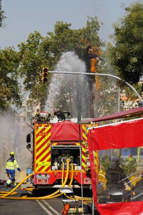 The fire in Barcelona’s Plaça de Sants will continue until the gas leak can be stopped Firefighters continue to spray water on the fire caused by the gas leak in Plaça de Sants, on July 23, 2026, in Barcelona, Catalonia, Spain. The flame that continues to burn in Barcelona’s Sants Square following the explosion caused by a gas leak will continue until the gas flow can be stopped. JULY 23, 2026 Barcelona, Catalonia Barcelona, Catalonia, Spain  Copyright: xDavidxZorrakinox 7682286