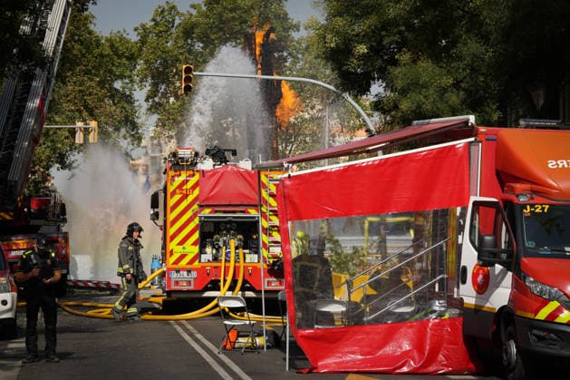 The fire in Barcelona’s Plaça de Sants will continue until the gas leak can be stopped Firefighters continue to spray water on the fire caused by the gas leak in Plaça de Sants, on July 23, 2026, in Barcelona, Catalonia, Spain. The flame that continues to burn in Barcelona’s Sants Square following the explosion caused by a gas leak will continue until the gas flow can be stopped. JULY 23, 2026 Barcelona, Catalonia Barcelona, Catalonia, Spain  Copyright: xDavidxZorrakinox 7682287