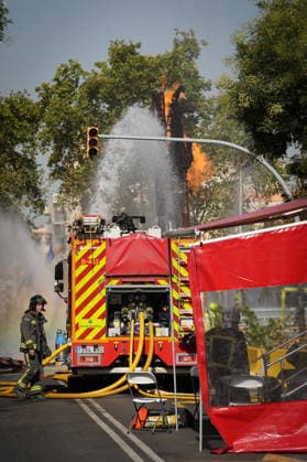 The fire in Barcelona’s Plaça de Sants will continue until the gas leak can be stopped Firefighters continue to spray water on the fire caused by the gas leak in Plaça de Sants, on July 23, 2026, in Barcelona, Catalonia, Spain. The flame that continues to burn in Barcelona’s Sants Square following the explosion caused by a gas leak will continue until the gas flow can be stopped. JULY 23, 2026 Barcelona, Catalonia Barcelona, Catalonia, Spain  Copyright: xDavidxZorrakinox 7682288