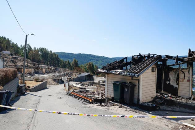 Brann i Drammen Krokstadelva 20260723. Brannruinene pa Stenseth. Storbrannen startet fredag ettermiddag i et rekkehus i Krokstadelva i Drammen. Foto: Frederik Ringnes NTB Krokstadelva Norge uxleTIKXBYA EDITORIAL USE ONLY Ref:_BNCuxleTIKXBYA.jpg *** Fire in Drammen, Krokstadelva, July 23, 2026 The ruins of the fire at Stenseth The major fire broke out on Friday afternoon in a townhouse in Krokstadelva, Drammen Photo: Frederik Ringnes, NTB Krokstadelva, Norway uxleTIKXBYA EDITORFOR EDITORIAL USE ONLY Ref BNCuxleTIKXBYA jpg  Copyright: xFrederikxRingnesx xNTBx