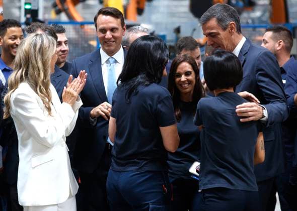 Pedro Sánchez Visits the Ford Plant in Almussafes, Valencia: Prime Minister Pedro Sánchez (left) and Ford Europe President Jim Baumbick (right) during a tour of the Ford plant in Almussafes on July 23, 2026, in Almussafes, Valencia, Valencian Community, Spain. Sánchez visits Ford’s automotive plant in Almussafes to support the multinational’s electrification and employment plans. Additionally, the agreement between Ford and Geely is expected to be formalized, under which the Asian company could manufacture one of its vehicles at Ford’s facilities in Valencia. JULY 23, 2026 PSOE SUMAR GOVERNMENT OF SPAIN AUTOMOTIVE Almussafes Almussafes Spain  Copyright: xRoberxSolsonax 7682360