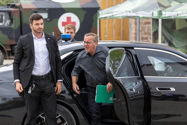 Bundesminister Boris Pistorius besucht Transporthubschrauberregiment 30, Külsheim,23.07.2026 Bundesverteidigungsminister Boris Pistorius steigt aus einem Dienstfahrzeug aus. Im Hintergrund ist ein Fahrzeug der Bundeswehr mit Rotes-Kreuz-Kennzeichnung sowie ein Zelt des Transporthubschrauberregiments 30 Tauberfranken zu sehen. Hardheim Baden-Württemberg Deutschland *** Federal Minister Boris Pistorius visits Transport Helicopter Regiment 30, Külsheim, July 23, 2026 Federal Minister of Defense Boris Pistorius steps out of an official vehicle. In the background, a Bundeswehr vehicle with a Red Cross emblem and a tent belonging to Transport Helicopter Regiment 30 Tauberfranken can be seen. Hardheim, Baden-Württemberg, Germany 20260723-1V9A5465-M4000
