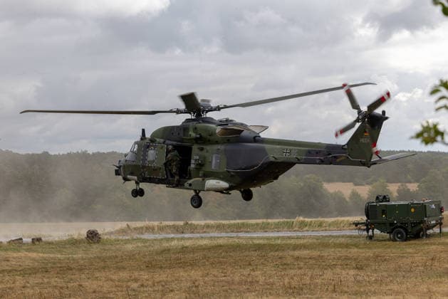 Bundesminister Boris Pistorius besucht Transporthubschrauberregiment 30, Külsheim,23.07.2026 Ein NH90-Transporthubschrauber des Transporthubschrauberregiments 30 Tauberfranken (Bundeswehr Heer) beim Konturenflug kurz ueber dem Boden. Die Seitentuer ist geoeffnet, ein Soldat ist an Bord sichtbar. Im Hintergrund steht militaerisches Bodengeraet. Hardheim Baden-Württemberg Deutschland *** Federal Minister Boris Pistorius visits Transport Helicopter Regiment 30, Külsheim, July 23, 2026 An NH90 transport helicopter from Transport Helicopter Regiment 30 Tauberfranken of the German Army’s Ground Forces during a low-altitude flight just above the ground. The side door is open, and a soldier is visible on board. Military ground equipment is v 20260723-1V9A5695-M4000
