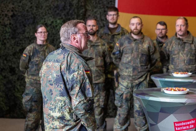 Bundesminister Boris Pistorius besucht Transporthubschrauberregiment 30, Külsheim,23.07.2026 Verteidigungsminister Boris Pistorius im Gespraech mit Soldaten des Transporthubschrauberregiments 30 Tauberfranken . Alle Beteiligten tragen Flecktarn-Uniform mit deutschem Hoheitsabzeichen, im Hintergrund die deutsche Flagge. Hardheim Baden-Württemberg Deutschland *** Federal Minister Boris Pistorius Visits Transport Helicopter Regiment 30, Külsheim, July 23, 2026 Defense Minister Boris Pistorius in conversation with soldiers of Transport Helicopter Regiment 30 Tauberfranken. All participants are wearing Flecktarn uniforms with the German national emblem; the German flag is visible in the background. Hardheim, Baden-Württemberg, Germany 20260723-1V9A5857-M4000