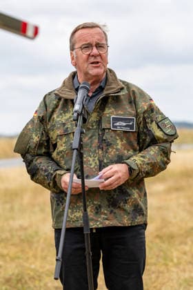 Bundesminister Boris Pistorius besucht Transporthubschrauberregiment 30, Külsheim,23.07.2026 Bundesverteidigungsminister Boris Pistorius spricht an einem Mikrofon im Freien. Er traegt eine Flecktarn-Feldjacke der Bundeswehr mit dem Namensschild BM Pistorius und dem Abzeichen des Transporthubschrauberregiments 30. Hardheim Baden-Württemberg Deutschland *** Federal Minister Boris Pistorius visits Transport Helicopter Regiment 30 in Külsheim,July 23, 2026 Federal Minister of Defense Boris Pistorius speaks into a microphone outdoors. He is wearing a Bundeswehr Flecktarn field jacket with a name tag reading BM Pistorius and the insignia of Transport Helicopter Regiment 30, Hardheim, Baden-Württemberg, Germany. 20260723-1V9A5962-M4000