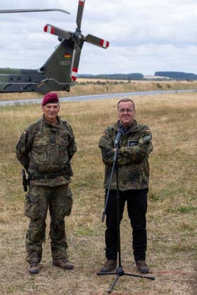 Bundesminister Boris Pistorius besucht Transporthubschrauberregiment 30, Külsheim,23.07.2026 Bundesverteidigungsminister Boris Pistorius (r.) und Oberst Kahle-Specht, Regimentskommandeur des Transporthubschrauberregiments 30 Tauberfranken , stehen vor einem NH90-Transporthubschrauber des Heeres. Im Hintergrund ist der Helikopter mit der Aufschrift HEER zu erkennen. Hardheim Baden-Württemberg Deutschland *** Federal Minister Boris Pistorius Visits Transport Helicopter Regiment 30, Külsheim, July 23, 2026 Federal Minister of Defense Boris Pistorius and Colonel Kahle Specht, regimental commander of Transport Helicopter Regiment 30 Tauberfranken, stand in front of an NH90 transport helicopter belonging to the Army. In the background, a he 20260723-1V9A6021-M4000