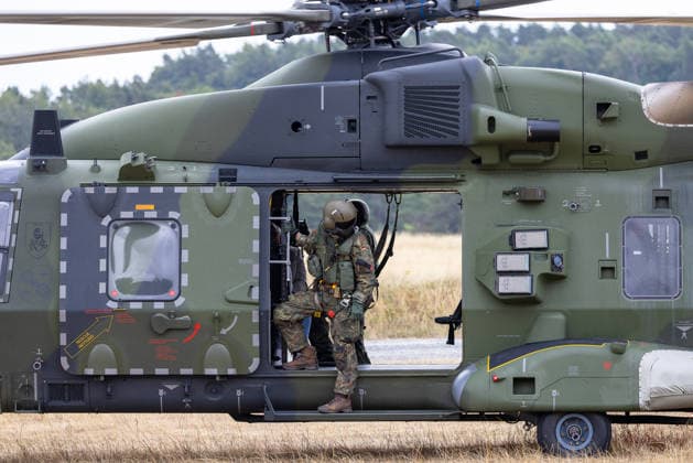 Bundesminister Boris Pistorius besucht Transporthubschrauberregiment 30, Külsheim,23.07.2026 Ein Soldat des Transporthubschrauberregiments 30 Tauberfranken steigt aus einem NH90-Transporthubschrauber der Bundeswehr aus. Der Hubschrauber in Tarnlackierung ist geöffnet, der Soldat trägt volle Flugausrüstung mit Helm und Sicherheitsgeschirr. Hardheim Baden-Württemberg Deutschland *** Federal Minister Boris Pistorius visits Transport Helicopter Regiment 30, Külsheim, July 23, 2026 A soldier from Transport Helicopter Regiment 30 Tauberfranken steps out of a Bundeswehr NH90 transport helicopter. The helicopter, painted in camouflage, is open, and the soldier is wearing full flight gear, including a helmet and safety harness. Hardheim, Bad 20260723-286A2438-M4000