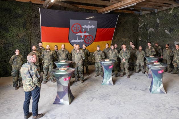 Bundesminister Boris Pistorius besucht Transporthubschrauberregiment 30, Külsheim,23.07.2026 Verteidigungsminister Boris Pistorius (vorne links, von hinten) spricht vor einer Gruppe von Soldaten des Transporthubschrauberregiments 30 Tauberfranken . Im Hintergrund haengt eine grosse Deutschlandfahne mit dem Wappen des Regiments, die Waende sind mit Tarnnetzen verkleidet. Hardheim Baden-Württemberg Deutschland *** Federal Minister Boris Pistorius visits Transport Helicopter Regiment 30, Külsheim, July 23, 2026. Defense Minister Boris Pistorius (front left), speaking from the back to a group of soldiers from Transport Helicopter Regiment 30 Tauberfranken. In the background hangs a large German flag bearing the regiment’s coat of arms; the 20260723-286A2689-M4000