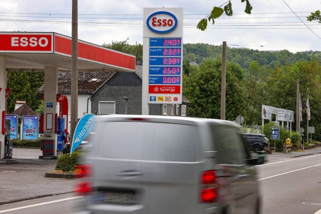 Wie ist die weitere Entwicklung der Spritpreise? Die Spritpreise ziehen weiter an. ESSO Tankstelle in Kreuztal. Die Spritpreise um kurz nach 12:00 Uhr. Der aktuelle Preis fuer (für) Diesel, Super E10 und Super liegt weit ueber (über) 2 Euro. Tankstelle, Spritpreise am 23.07.2026 in Kreuztal Deutschland. *** What will happen to gas prices next? Gas prices continue to rise at the ESSO gas station in Kreuztal. Gas prices shortly after 12:00 p.m. The current price for diesel, Super E10, and Super is well over 2 euros. Gas station, gas prices on July 23, 2026, in Kreuztal, Germany