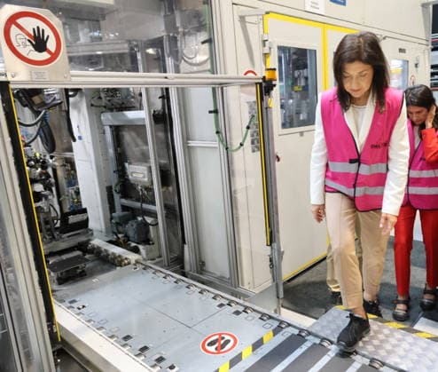 Bundeswirtschaftsministerin Reiche Produktion 23.07.2026, Germany, Koeln, Deutz Mortenwerke, historischer Traktorproduzent, hier Besuch der deutschen Diesel fertigung mit Bundeswirtschaftsministerin Katherina Reiche, mit Produktionsleiter Oliver Huegle, Verbrenner, Motoren, Kolben, Produktion, Deutschland, Standort,Diesel Koeln Nordrhein-Westfahlen Germany *** Federal Minister of Economic Affairs Reiche Visits Production Facility, July 23, 2026, Germany, Cologne, Deutz Mortenwerke, historic tractor manufacturer; visit to the German diesel production facility with Federal Minister of Economics Katherina Reiche and Production Manager Oliver Huegle; internal combustion engines, engines, pistons, production, Germany, location, Diesel Cologne