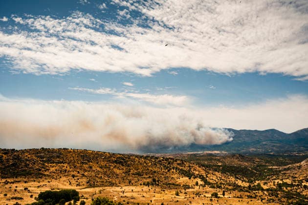 The forest fire in Burgohondo, Ávila, has been raised to IGR 2 as more than 300 hectares of forested areas are at risk. View of a thick column of smoke caused by a forest fire on July 23, 2026, in Burgohondo, Ávila, Castile and León, Spain. The Regional Government of Castile and León has raised the Potential Severity Index (IGR) to Level 2 for the wildfire that broke out in Burgohondo, Ávila, which may threaten forested areas covering more than 300 hectares and pose a serious risk to the population and non-forest assets July 23, 2026 Burgohondo, Ávila, Castile and León Burgohondo, Ávila, Castile and León, Spain  Copyright: xMateoxLanzuelax 7682655