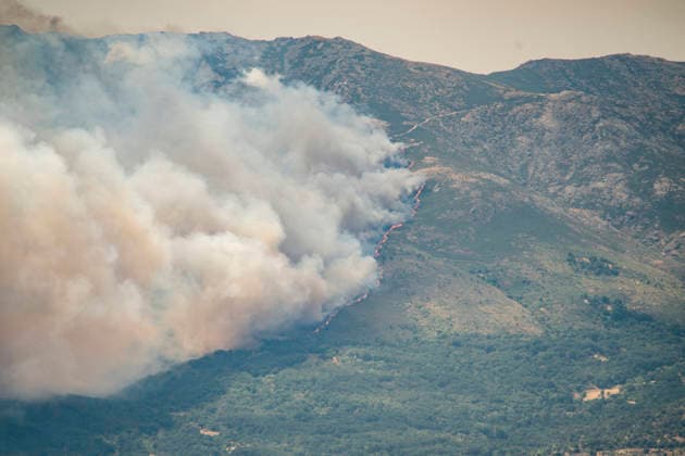 The forest fire in Burgohondo, Ávila, has been raised to IGR 2 as more than 300 hectares of forested areas are at risk. View of a thick column of smoke caused by a forest fire on July 23, 2026, in Burgohondo, Ávila, Castile and León, Spain. The Regional Government of Castile and León has raised the Potential Severity Index (IGR) to Level 2 for the wildfire that broke out in Burgohondo, Ávila, which may threaten forested areas covering more than 300 hectares and pose a serious risk to the population and non-forest assets July 23, 2026 Burgohondo, Ávila, Castile and León Burgohondo, Ávila, Castile and León, Spain  Copyright: xMateoxLanzuelax 7682656