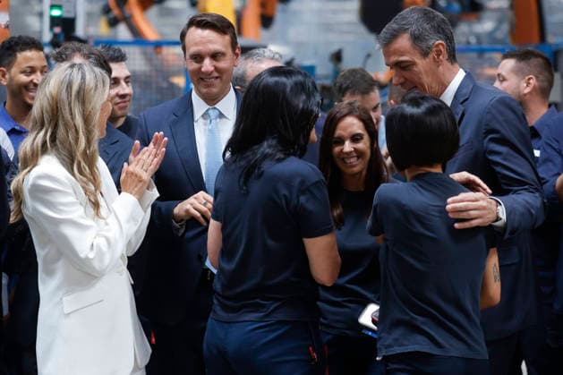 Pedro Sánchez visits the Ford plant in Almussafes, Valencia. The Minister of Labor and Social Economy, Yolanda Díaz 1i, the president of Ford Europe, Jim Baumbick 2i, and Prime Minister Pedro Sánchez 1d, greet workers at the Ford plant in Almussafes on July 23, 2026, in Almussafes, Valencia, Valencian Community, Spain. Prime Minister Pedro Sánchez visited the Ford automobile plant in Almussafes to support the multinational’s electrification and employment plans. In addition, the agreement between Ford and Geely is expected to be finalized, under which the Asian company could manufacture one of its vehicles at Ford’s facilities in Valencia. JULY 23, 2026 PSOE SUMAR GOVERNMENT OF SPAIN AUTOMOTIVE Almussafes Almussafes Spain  Copyright: xRoberxSolsonax 7682784