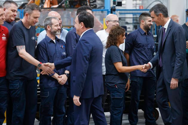 Pedro Sánchez Visits the Ford Plant in Almussafes, Valencia The president of the Valencian Community, Juanfran Pérez Llorca, and the Prime Minister, Pedro Sánchez, greet workers at the Ford plant in Almussafes on July 23, 2026, in Almussafes, Valencia, Valencian Community, Spain. Prime Minister Pedro Sánchez visited the Ford automobile plant in Almussafes to support the multinational’s electrification and employment plans. In addition, the agreement between Ford and Geely is expected to be finalized, under which the Asian company could manufacture one of its vehicles at Ford’s facilities in Valencia. JULY 23, 2026 PSOE SUMAR GOVERNMENT OF SPAIN AUTOMOTIVE Almussafes Almussafes Spain  Copyright: xRoberxSolsonax 7682778