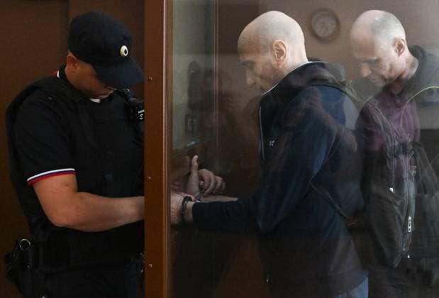 Russia Retail Chain Co-Owner Fraud Trial 9210728 23.07.2026 Former Chairman of Petropavlovsk company, owner of M2M Private Bank and Asia-Pacific Bank Pavel Maslovsky and former co-owner of Azbuka Vkusa supermarket chain Kirill Yakubovsky, right, accused of embezzling over 14 billion rubles, are seen inside a defendant s glass cage before a hearing at the Presnensky District Court in Moscow, Russia. Alexey Maishev Sputnik Moscow Russia  Copyright: xAlexeyxMaishevx