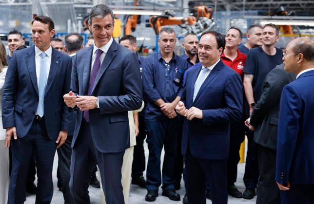 Pedro Sánchez Visits the Ford Plant in Almussafes, Valencia The president of the Valencian Community, Juanfran Pérez Llorca, and the Prime Minister, Pedro Sánchez, greet workers at the Ford plant in Almussafes on July 23, 2026, in Almussafes, Valencia, Valencian Community, Spain. Prime Minister Pedro Sánchez visited Ford’s automobile plant in Almussafes to support the multinational’s electrification and employment plans. In addition, the agreement between Ford and Geely is expected to be formalized, under which the Asian company could manufacture one of its vehicles at Ford’s facilities in Valencia. JULY 23, 2026 PSOE SUMAR GOVERNMENT OF SPAIN AUTOMOTIVE Almussafes Almussafes Spain  Copyright: xRoberxSolsonax 7682780