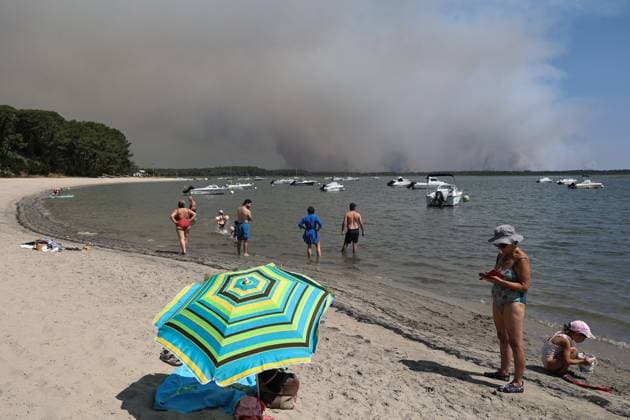 Fires in Gironde: Claouey, Le Ferret – PHOTOPQR SUD OUEST – Photo by Fabien Cottereau – Lège-Cap-Ferret, July 23, 2026 – Fires in Gironde: Claouey, Le Ferret – Campgrounds on the peninsula are being evacuated one after another, such as the Pastrourelles campground in Claouey; lifeguards are also being evacuated. Campers are advised to head to Bordeaux Lac. Gironde, France – July 23, 2026 Firefighters battle a fast-moving wildfire in Lège-Cap-Ferret, Gironde, France  Copyright: xPHOTOPQR SUDxOUEST MAXPPPxPhotoxFabienxCottereaux 20260723SDO5851 20260723SDO5851