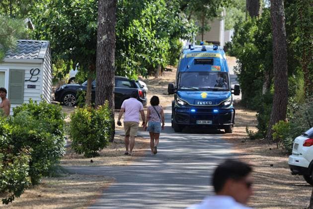 Fires in Gironde: Claouey, Le Ferret – PHOTOPQR SUD OUEST – Photo by Fabien Cottereau – Lège-Cap-Ferret, July 23, 2026 – Fires in Gironde: Claouey, Le Ferret – Campgrounds on the peninsula are being evacuated one after another, such as the Pastrourelles campground in Claouey; lifeguards are also being evacuated. Campers are advised to head to Bordeaux Lac. Gironde, France – July 23, 2026 Firefighters battle a fast-moving wildfire in Lège-Cap-Ferret, Gironde, France  Copyright: xPHOTOPQR SUDxOUEST MAXPPPxPhotoxFabienxCottereaux 20260723SDO5861 20260723SDO5861