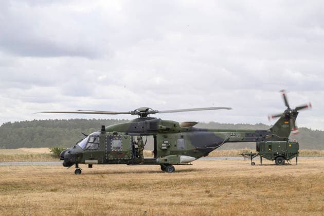 im Bild v.l.: Hubschrauber NH90 in Aktion, Vorführung, Start - Landung, Dynamic Display, GER, Bundesminister der Verteidigung Boris Pistorius besucht das Transporthubschrauberregiment 30 Tauberfranken auf dem Übungsplatz in Külsheim, DSK, 23.07.2026, *** Pictured from left: NH90 helicopter in action, demonstration, takeoff and landing, dynamic display, GER; Federal Minister of Defense Boris Pistorius visits the 30th Tauberfranken Transport Helicopter Regiment at the training area in Külsheim, DSK, July 23, 2026, Copyright: HMBxMedia UwexKoch