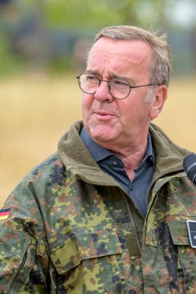 im Bild v.l.: Bundesminister der Verteidigung Boris Pistorius, GER, Bundesminister der Verteidigung Boris Pistorius besucht das Transporthubschrauberregiment 30 Tauberfranken auf dem Übungsplatz in Külsheim, DSK, 23.07.2026, *** Pictured from left: Federal Minister of Defense Boris Pistorius, GER; Federal Minister of Defense Boris Pistorius visits the 30th Tauberfranken Transport Helicopter Regiment at the training area in Külsheim, DSK, July 23, 2026, Copyright: HMBxMedia UwexKoch