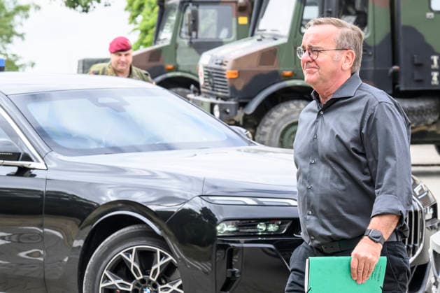 im Bild v.l.: Bundesminister der Verteidigung Boris Pistorius, GER, Bundesminister der Verteidigung Boris Pistorius besucht das Transporthubschrauberregiment 30 Tauberfranken auf dem Übungsplatz in Külsheim, DSK, 23.07.2026, *** Pictured from left: Federal Minister of Defense Boris Pistorius, GER; Federal Minister of Defense Boris Pistorius visits the 30th Tauberfranken Transport Helicopter Regiment at the training area in Külsheim, DSK, July 23, 2026, Copyright: HMBxMedia UwexKoch